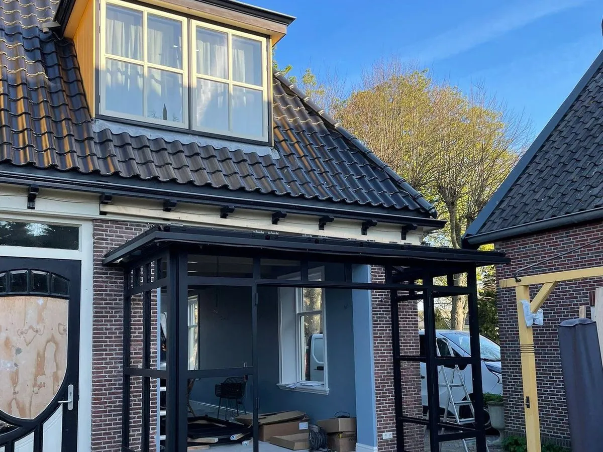 Afgeronde aanbouw in L-vorm aan de achterzijde van een woning