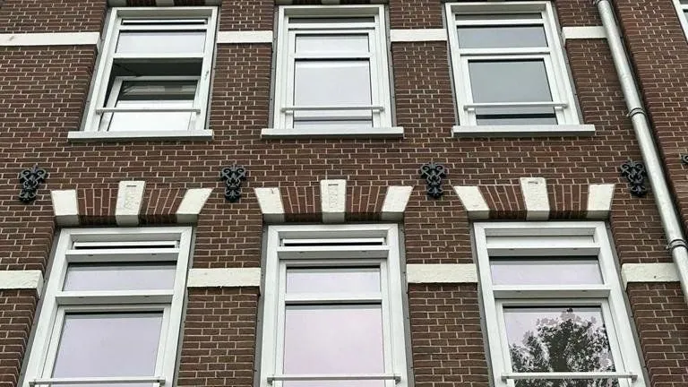 Appartementengebouw met vernieuwde kozijnen, uitgevoerd voor een vastgoedbeheerder