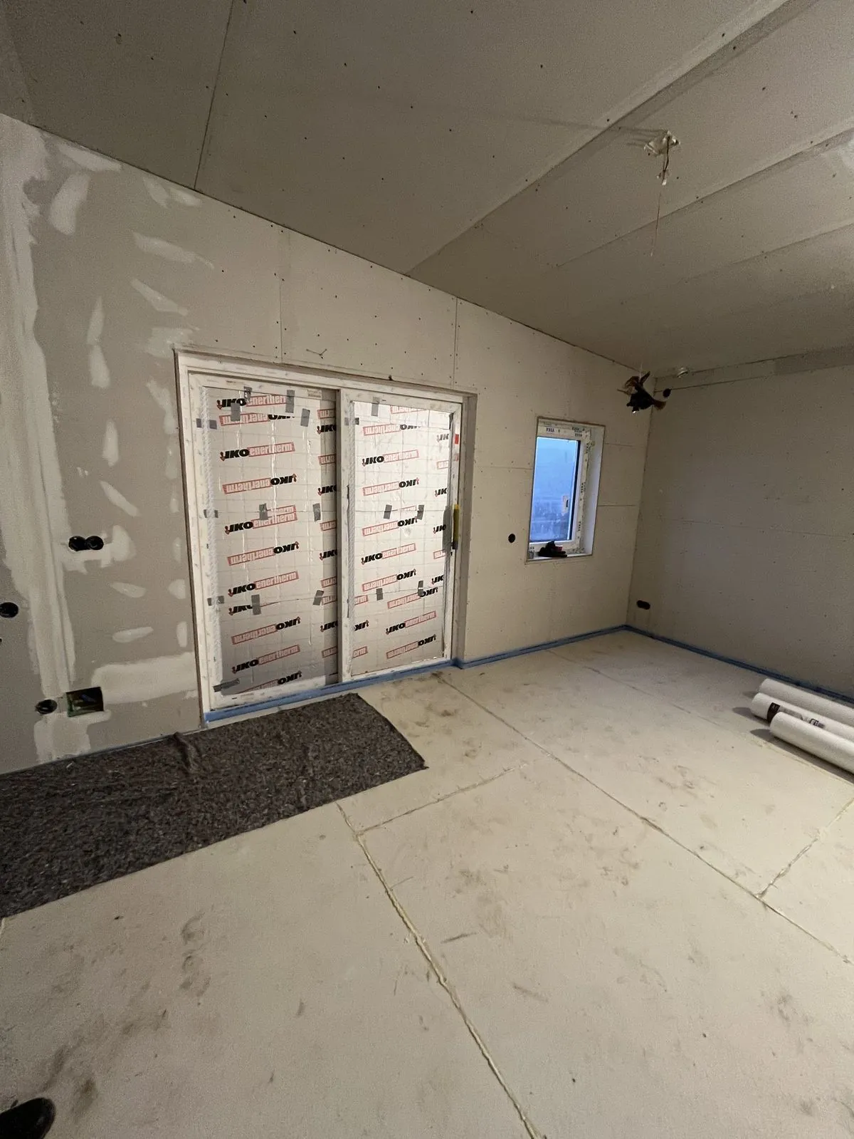 Badkamer in aanbouw met tegelwerk in uitvoering