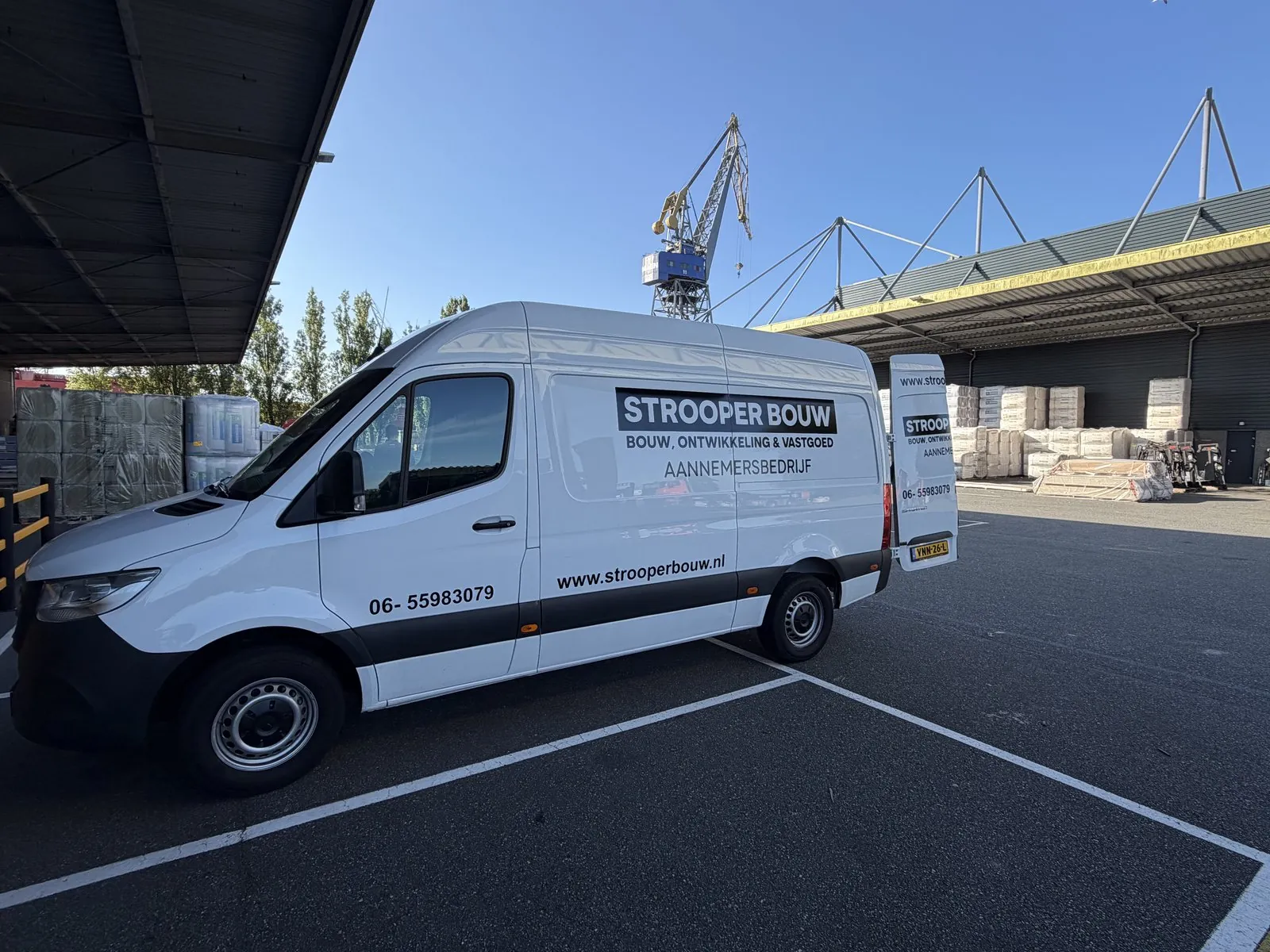 Bedrijfsbus van Strooper Bouw bij de materiaalhandel