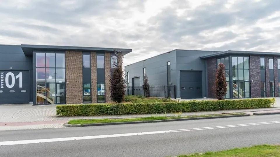 Rij bedrijfspanden op een bedrijventerrein