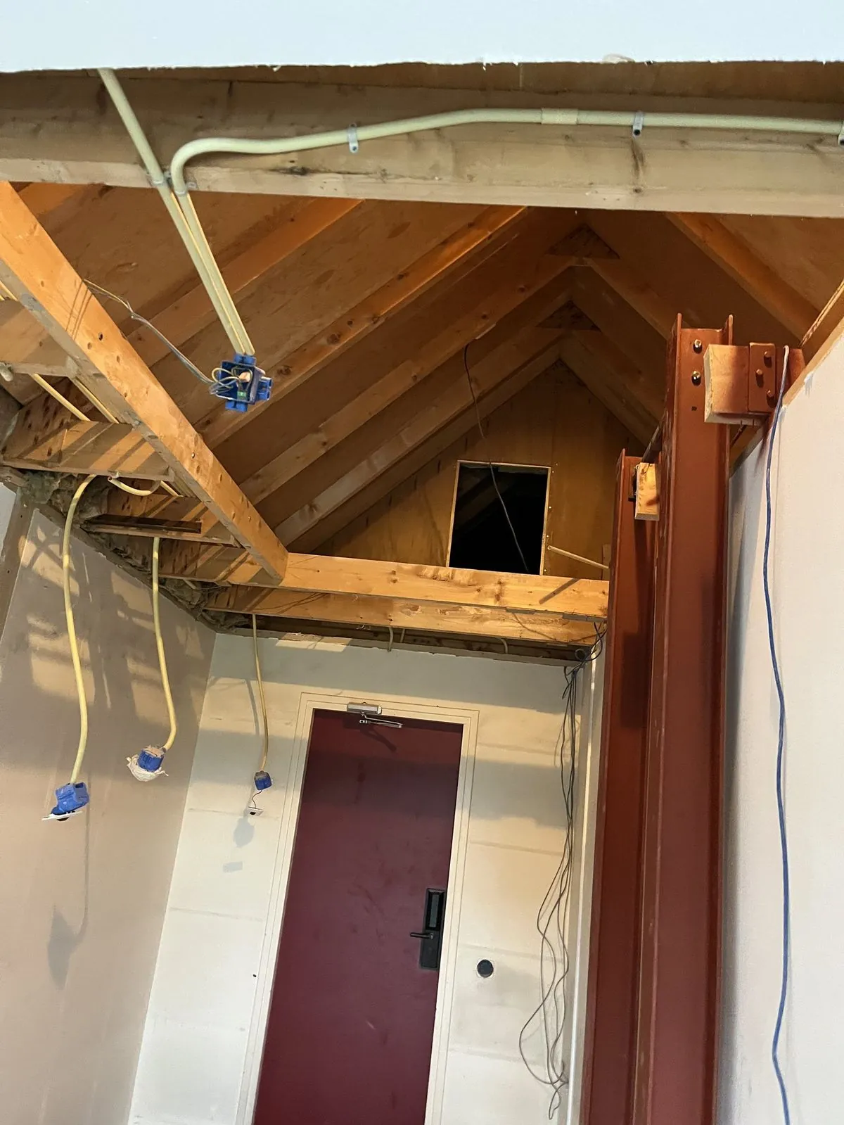 Houten balklaag van een plat dak in aanbouw