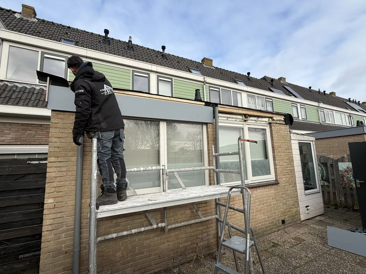 Werkzaamheden aan de dakgoot van een woning