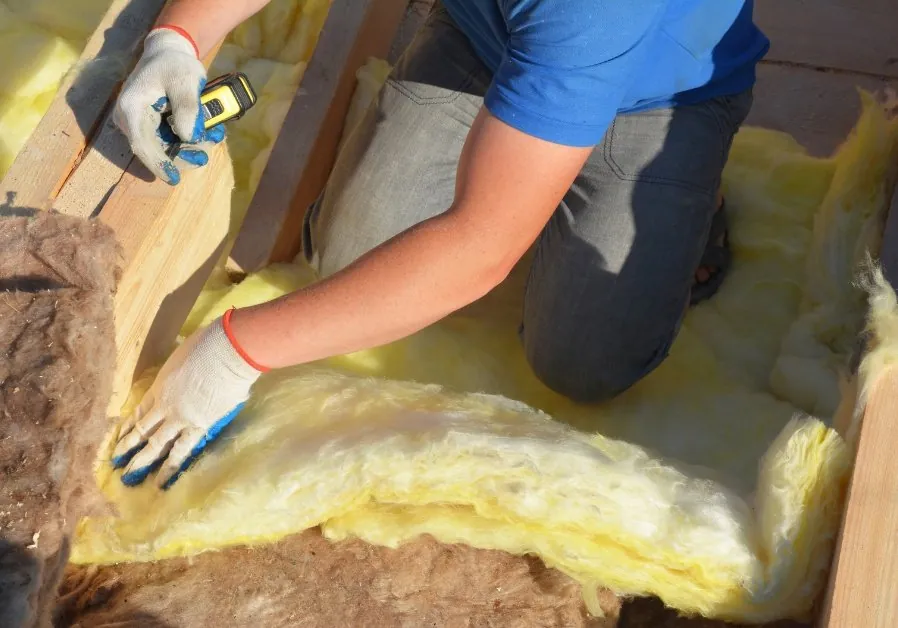 Isolatiemateriaal aangebracht in een dakvlak