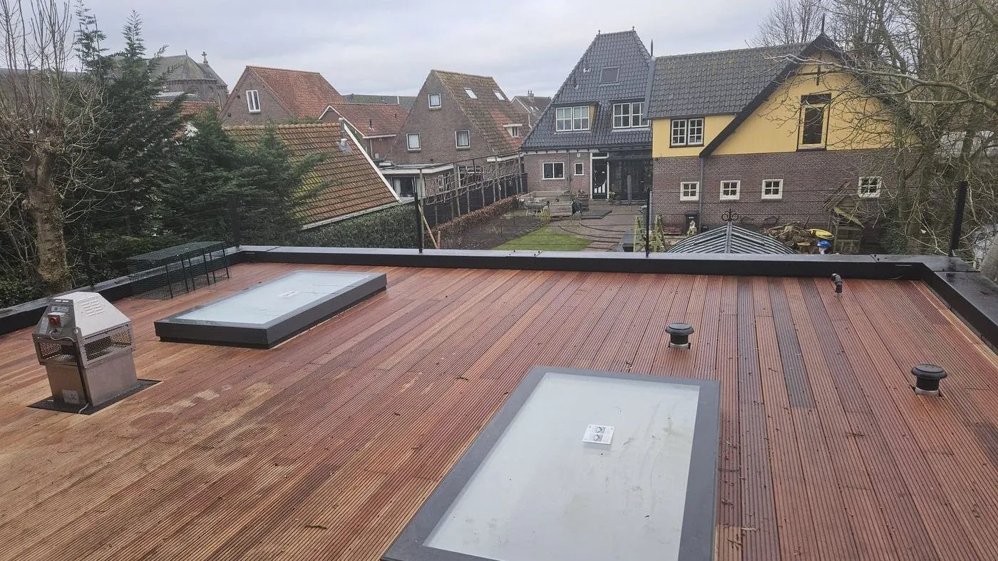 Dakterras met lichtstraten en valbeveiliging