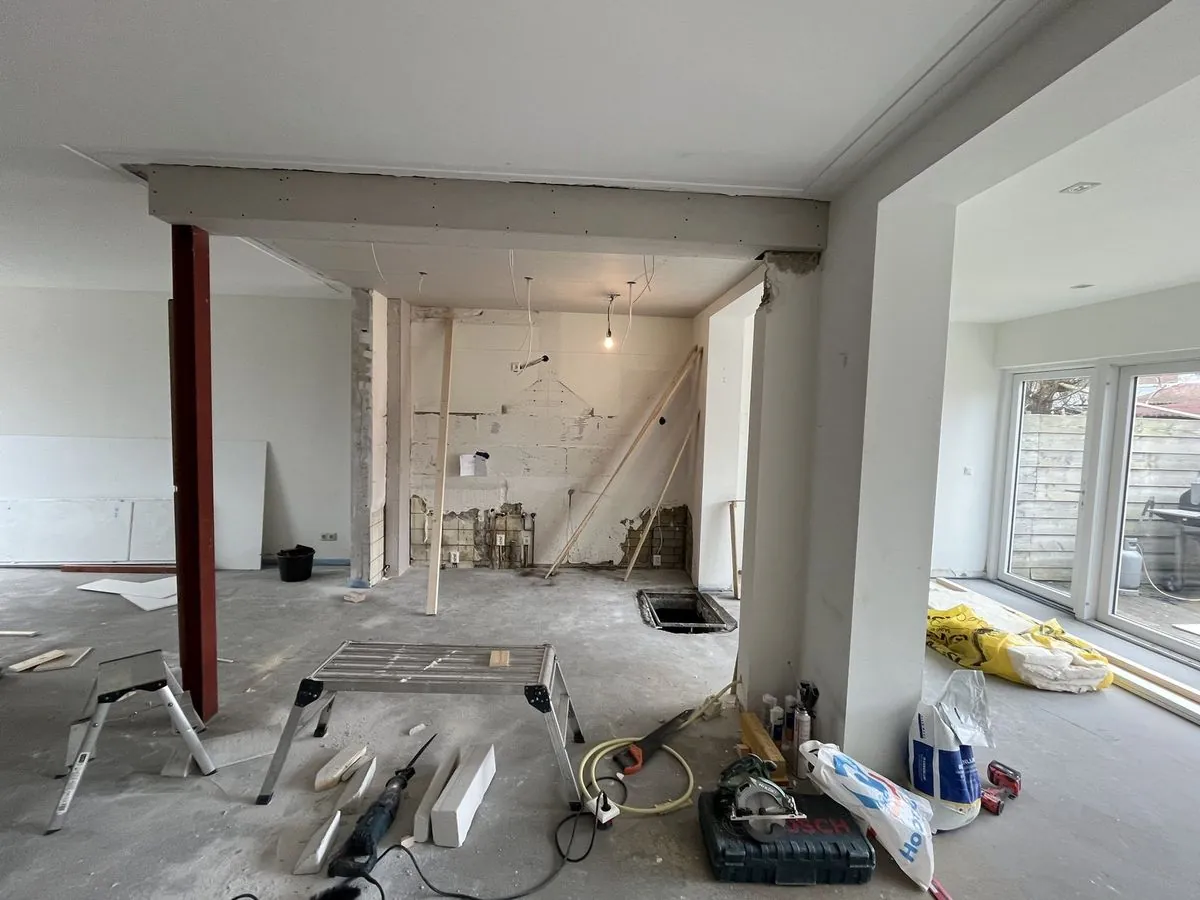 Ruimte na de doorbraak, waarbij de ligger is weggewerkt in het plafond
