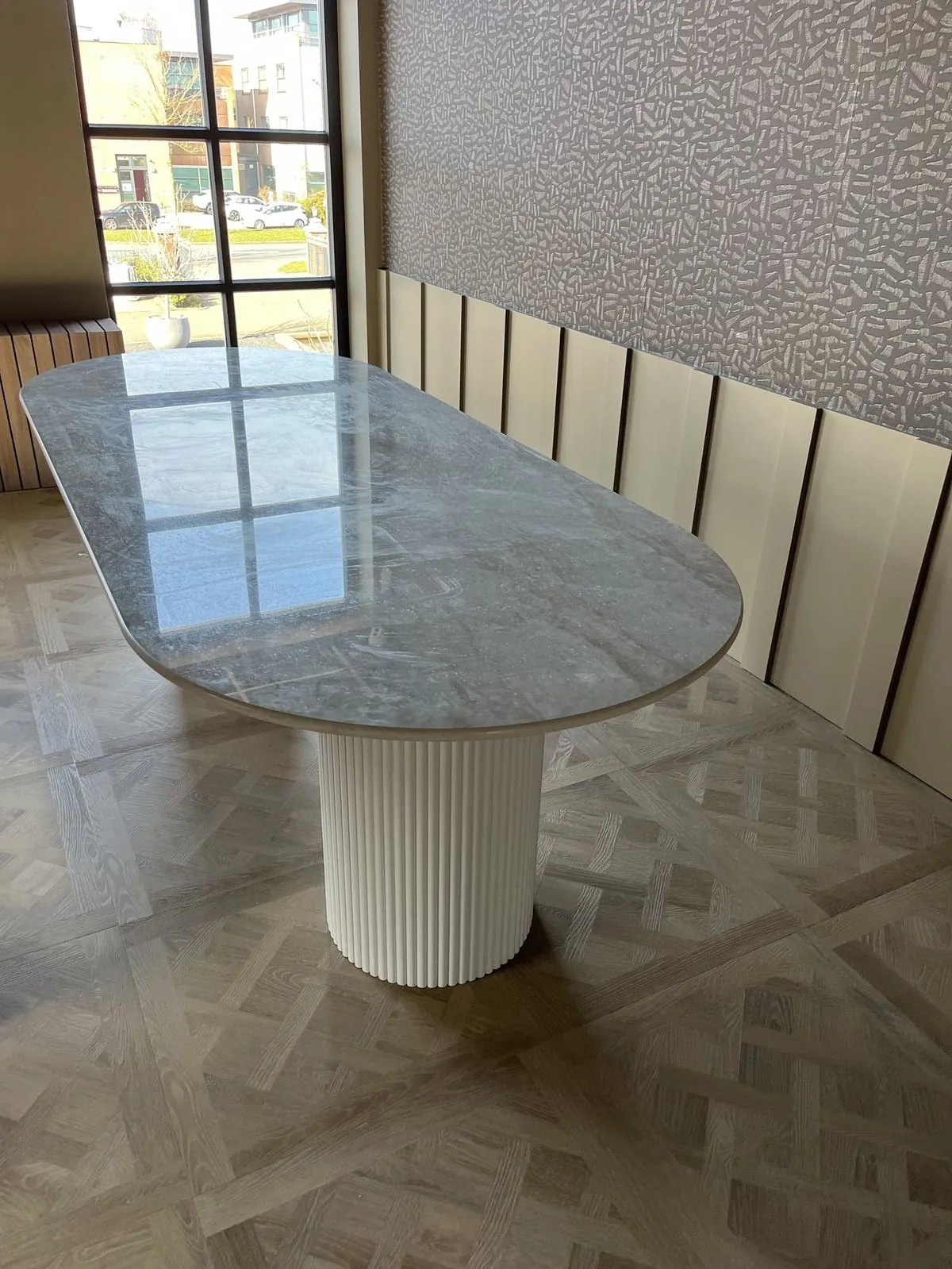 Eetkamer met lambrisering na een binnenrenovatie