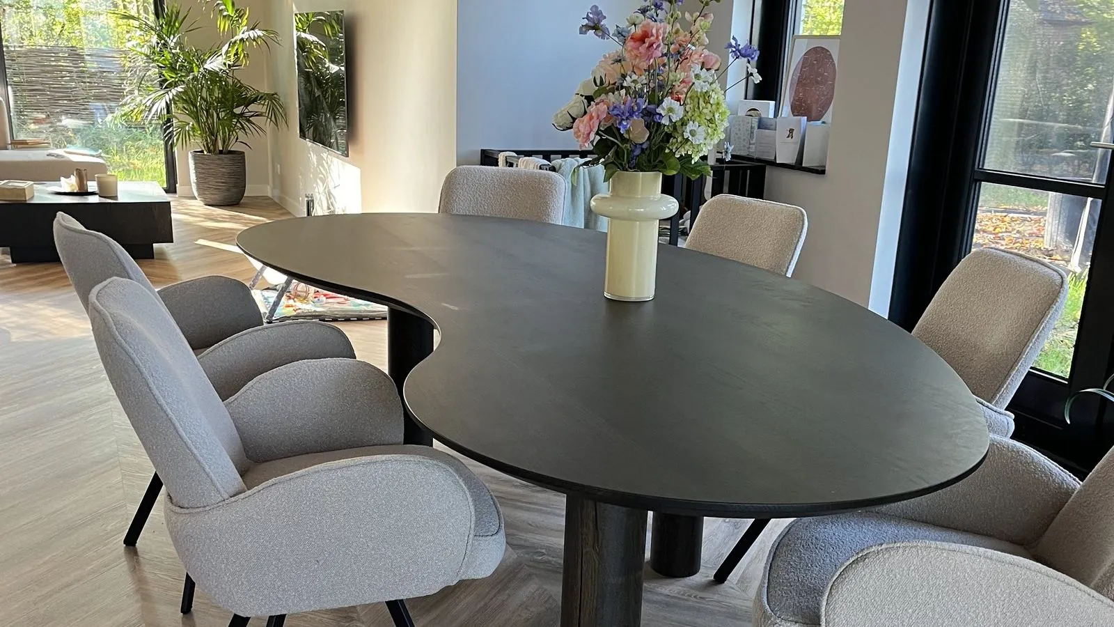 Eetkamer met visgraatvloer na een totaalrenovatie