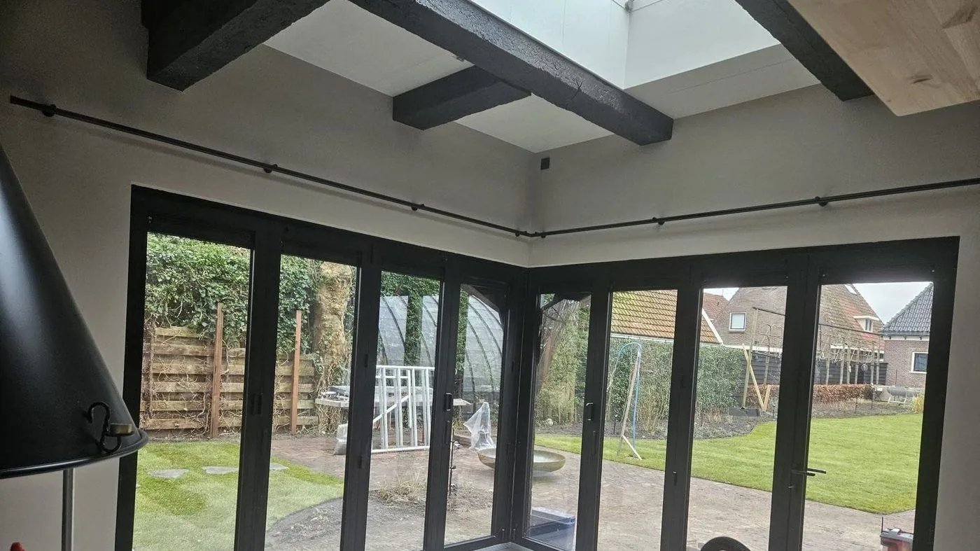 Hoekpui met slanke profielen in de gevel van een woonkamer