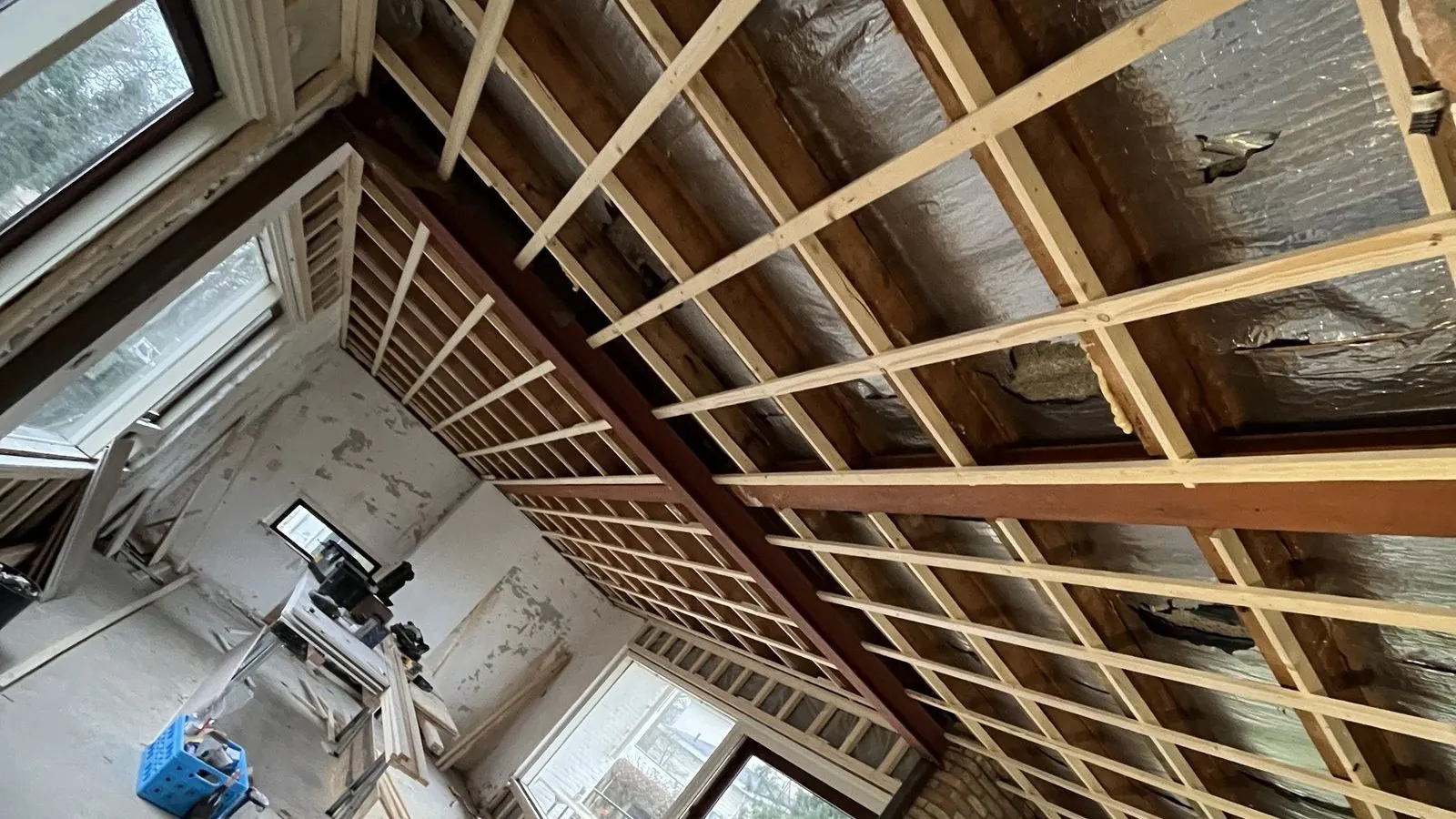 Kapconstructie aan de binnenzijde van een dak