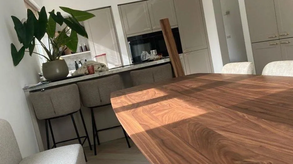 Moderne keuken met kookeiland en greeploze kasten