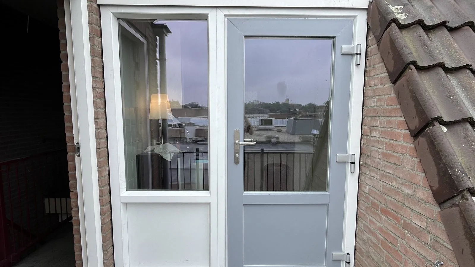 Kunststof achterdeur met glas in een nieuwe gevelopening