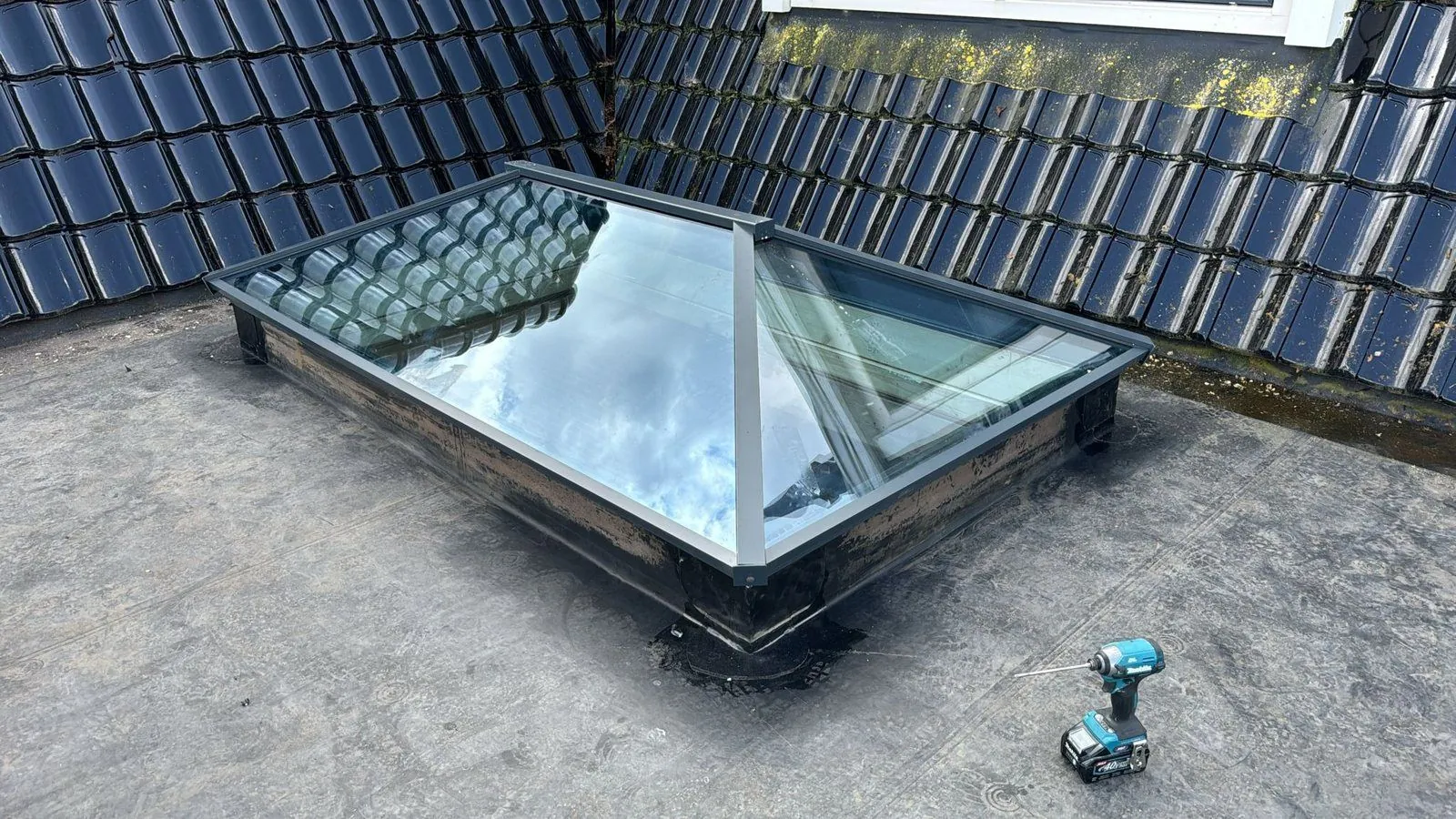 Lichtstraat aangebracht in een plat dak