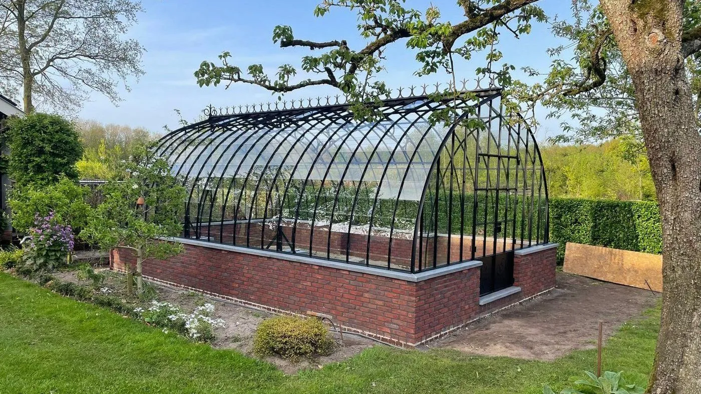 Orangerie met stalen puien en een lichtstraat in het dak
