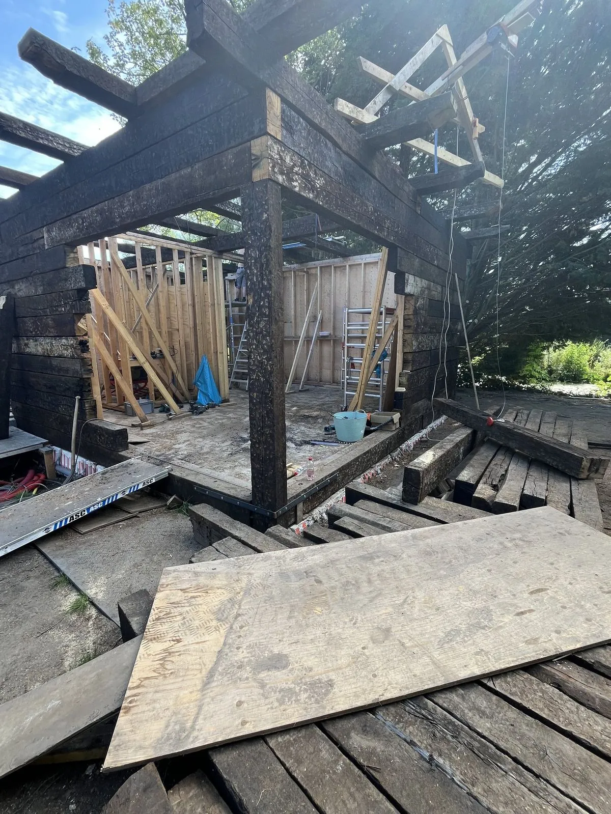 Dakterras met houten pergola en tegels op dragers