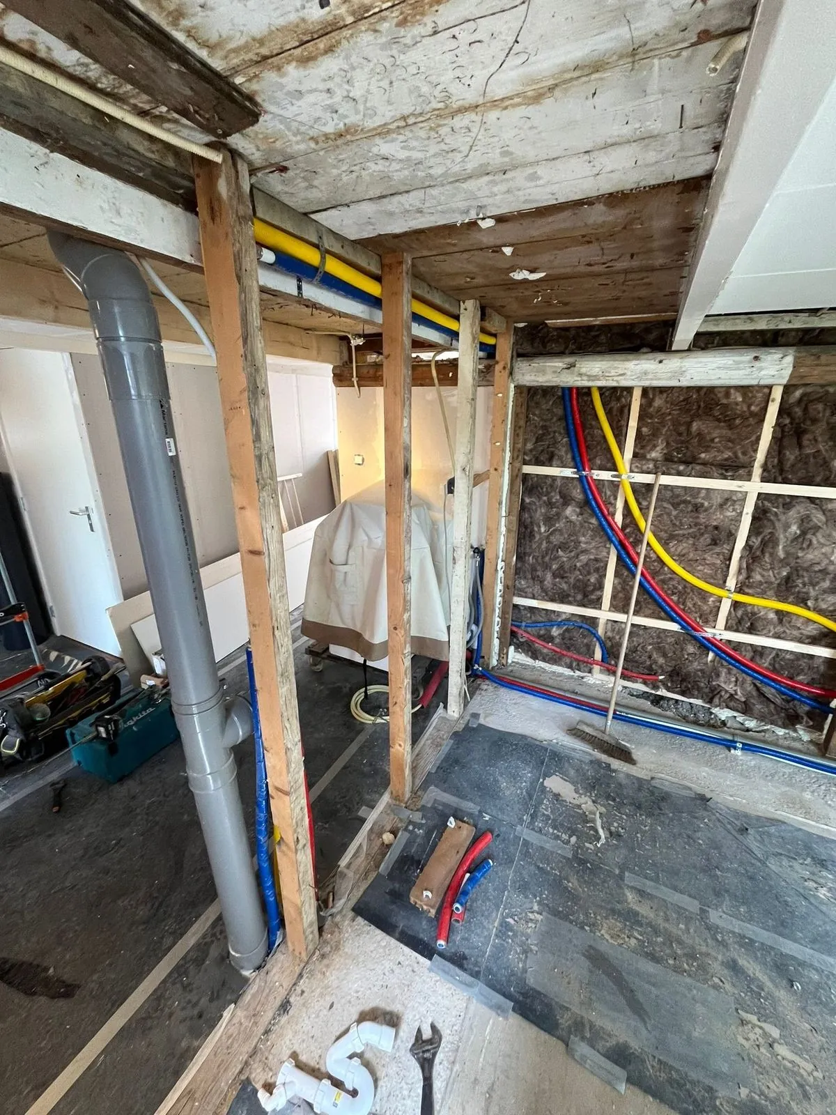 Leidingwerk in de ruwbouw van een bedrijfsruimte
