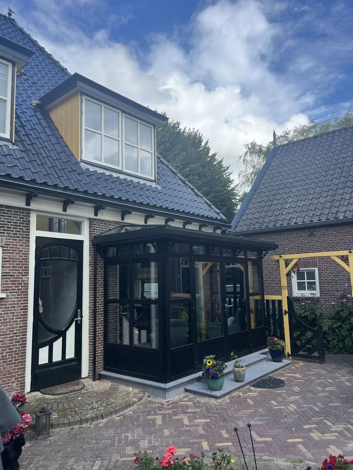 Serre met zwarte stalen profielen aan de achtergevel van een woning