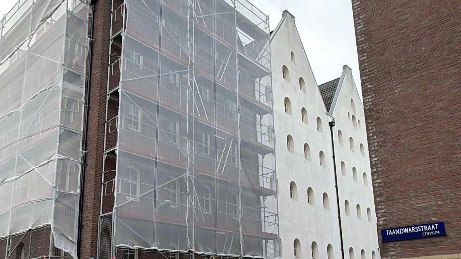 Gevel van een appartementencomplex met balkons