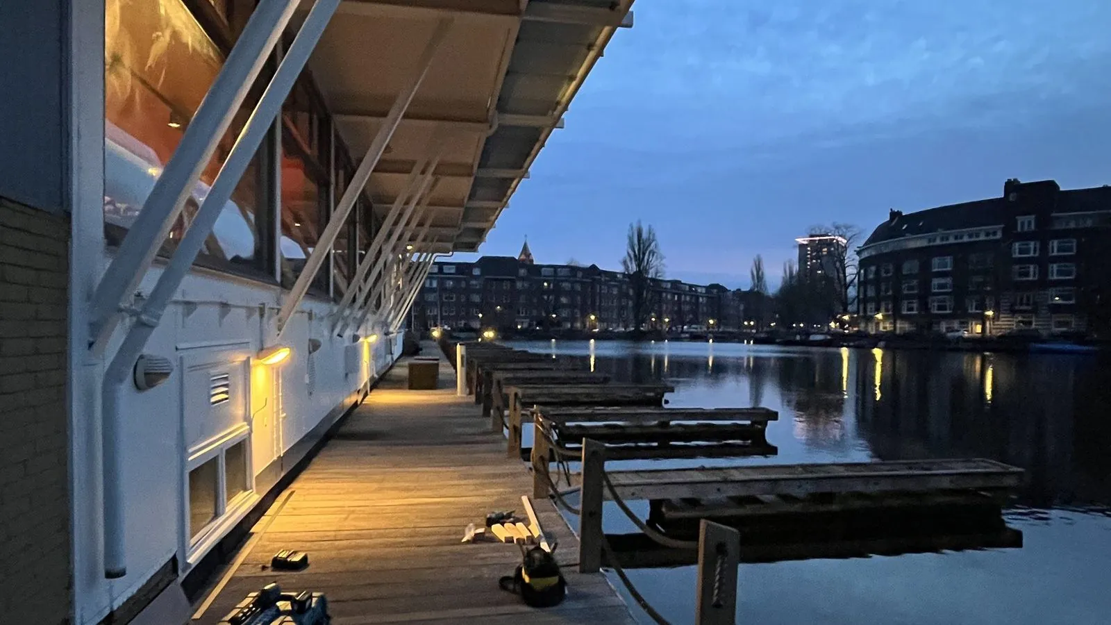 Pand aan het water met een steiger langs de gevel