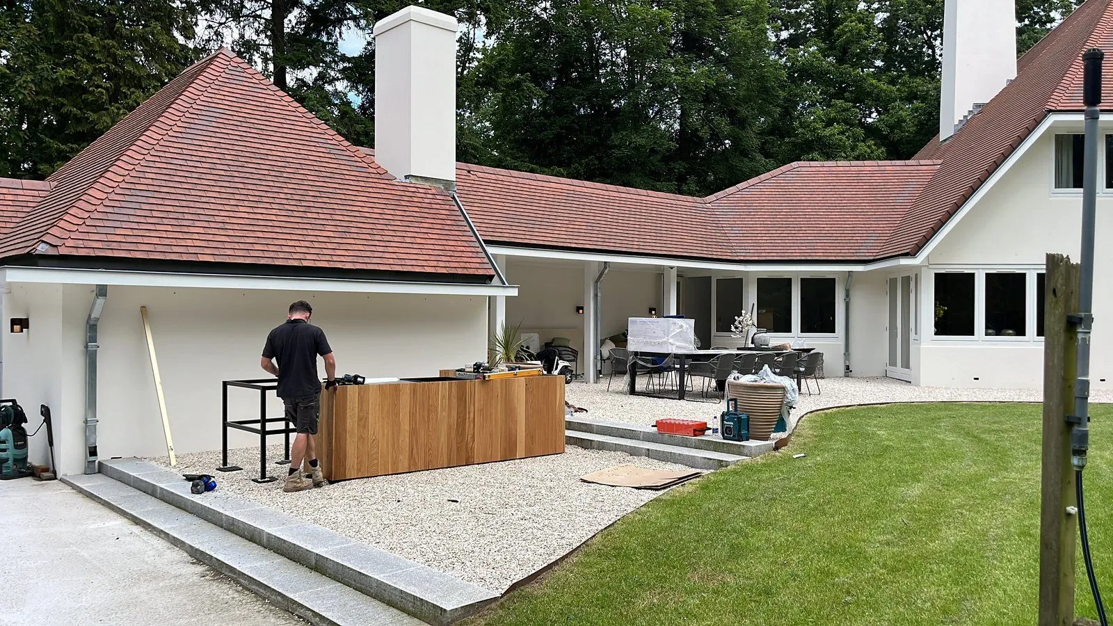Villa met nieuwe buitenkeuken en terras aan de tuinzijde