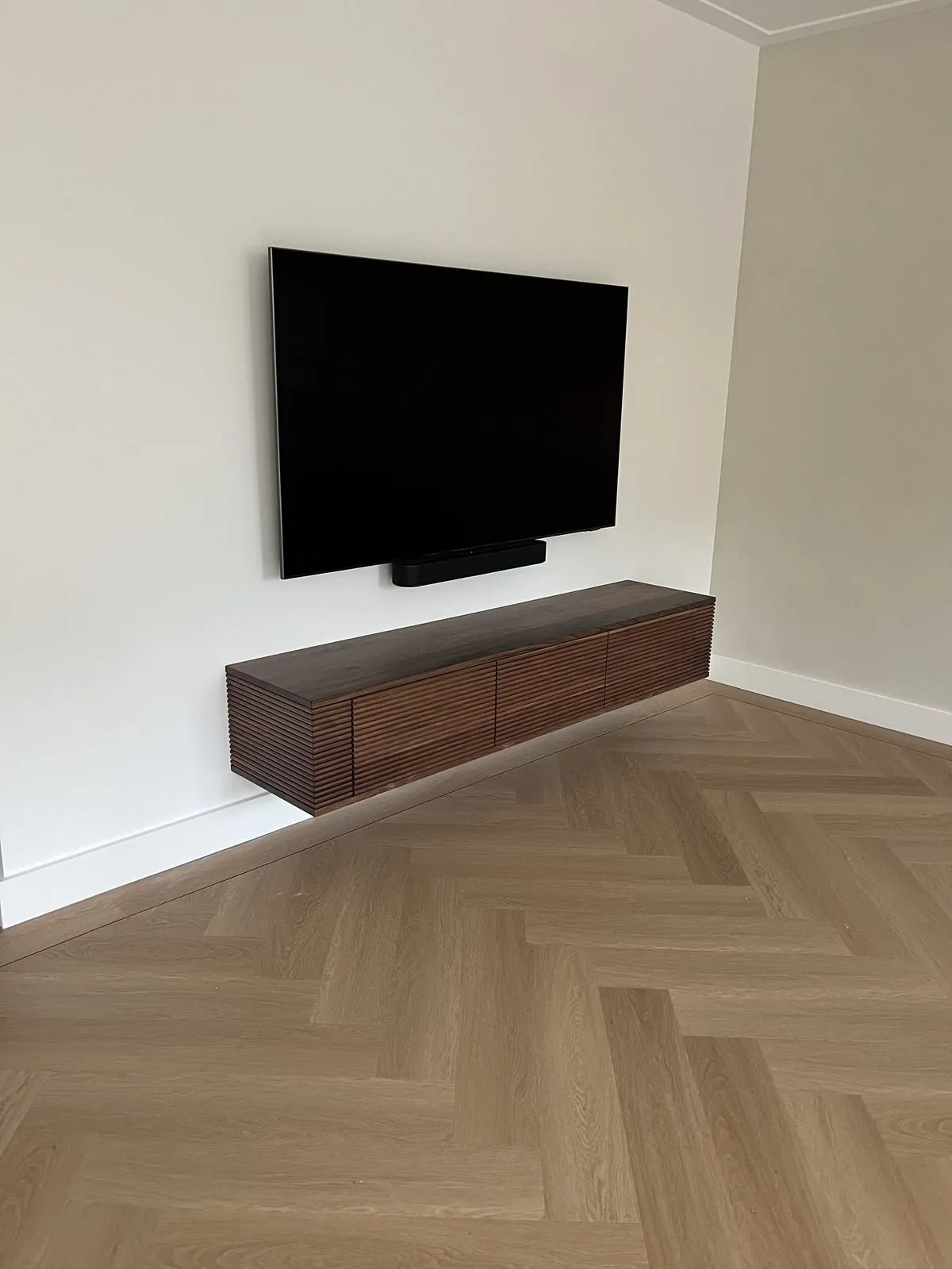Visgraatvloer die in een gerenoveerde kamer wordt gelegd