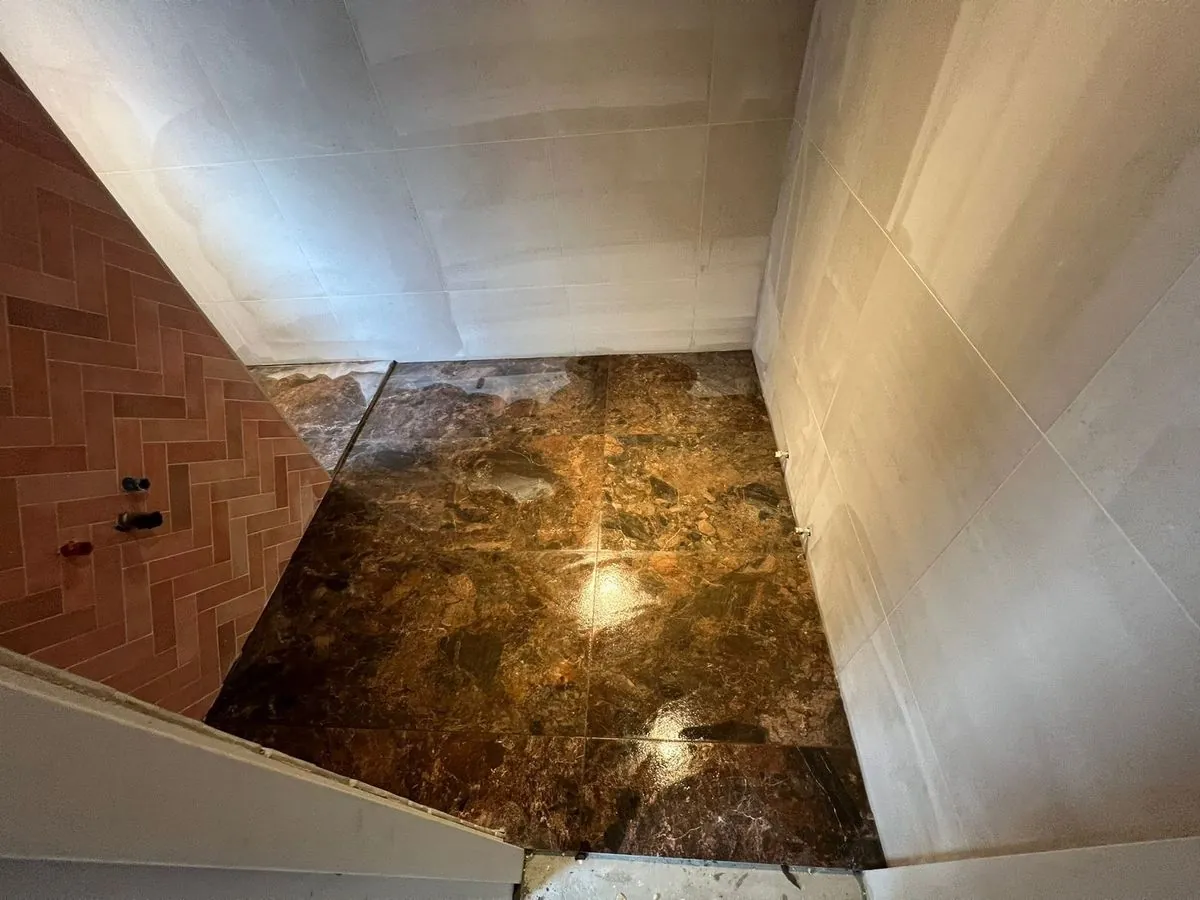 Nieuwe vloer die in een lege woning wordt gelegd