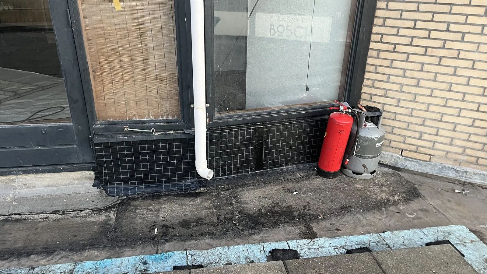 Winkelpui met grote glasvlakken aan een winkelstraat