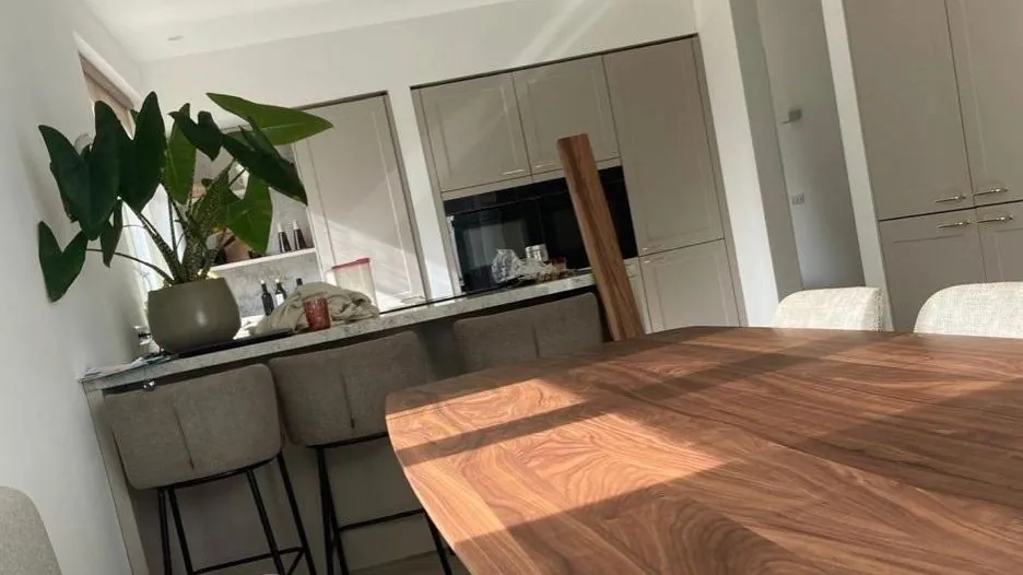 Woonkamer na een totaalrenovatie met nieuwe vloer en afwerking